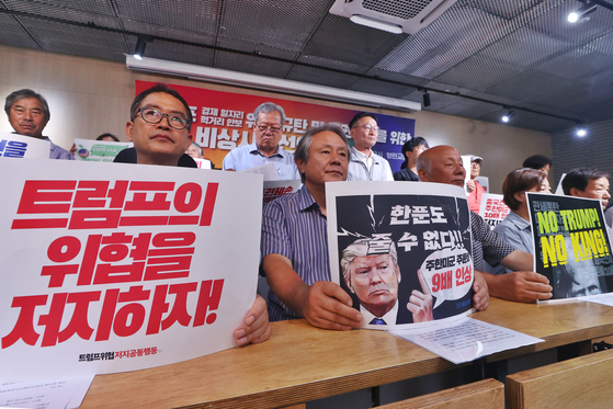 트럼프위협저지공동행동과 시민사회단체가 29일 오후 서울 종로구 향린교회에서 트럼프 경제·일자리·먹거리·안보 위협 규탄 및 주권수호를 위한 각계 비상시국선언 기자회견을 하고 있다. 연합뉴스