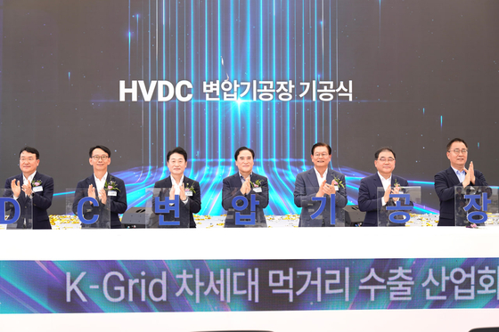 30일 효성중공업 HVDC 변압기 공장 기공식에서 참석자들이 세리머니를 하고 있다. 왼쪽부터 한국전력 서철수 부사장, 경남 김명주 경제부지사, 산업통상자원부 이호현 차관, 국민의힘 김종양 국회의원, 효성 이상운 부회장, 더불어민주당 허성무 국회의원, 국민의힘 최형두 국회의원. 사진 효성