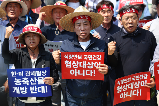 한국농축산연합회 등 농축산 단체 회원들이 28일 서울 용산구 삼각지역 인근에서 한미 상호관세 협상 농축산물 개방 반대 결의대회를 열고 구호를 외치고 있다. 연합뉴스