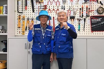 마을지킴이들이 파이팅을 외치고 있다. 이명열, 김진범씨. [사진 울산 동구]