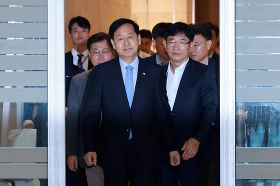 스콧 베선트 미국 재무장관과 면담하기 위해 워싱턴DC으로 향하는 구윤철 부총리 겸 기획재정부 장관이 29일 인천국제공항 제2여객터미널 귀빈실에서 나오고 있다.   구 부총리와 베선트 장관의 회담은 그간 이어져 온 양국간 통상논의를 막바지 조율하는 자리가 될 전망이다. 연합뉴스