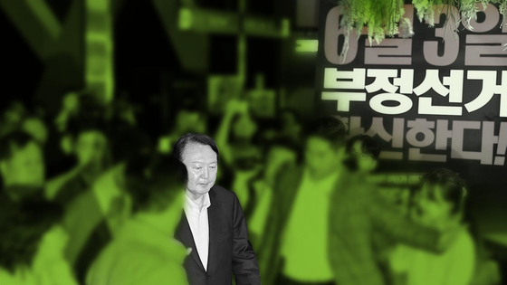 국민의힘은 이번 대선에서 패배했는데도 아직까지 부정선거 음모론에서 벗어나지 못하고 있다. 윤석열 전 대통령은 지난 5월 이를 다룬 영화를 관람했다. 그래픽=신재민 기자