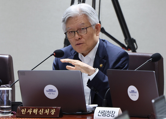 최동석 인사혁신처장이 29일 서울 용산 대통령실 청사에서 이재명 대통령 주재로 열린 국무회의에서 발언하고 있다. [대통령실사진기자단]