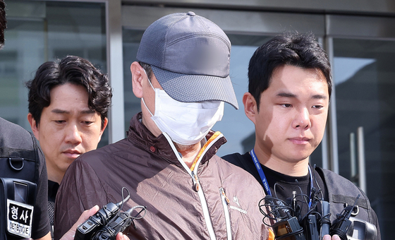 사제 총기 살해 사건 피의자 A 씨(62)가 30일 오전 인천논현경찰서에서 검찰로 송치되고 있다. 뉴스1