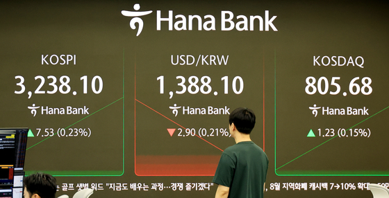 30일 서울 중구 하나은행 본점. 직원들이 증시와 환율을 모니터링하고 있다. 연합뉴스