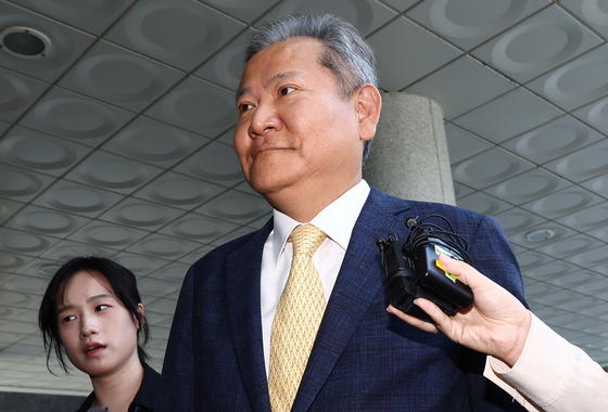 이상민 전 행정안전부 장관이 지난 25일 오전 서울 서초구 서울고등검찰청에 마련된 내란 특검 사무실에서 '언론사 단전·단수 의혹' 관련 피의자 조사를 받기 위해 출석하고 있다. 뉴스1