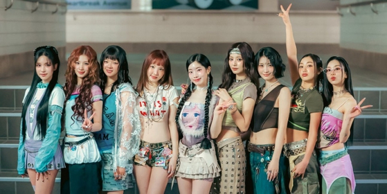 정규 4집 '디스 이즈 포'로 활동 중인 트와이스. 사진 JYP엔터테인먼트