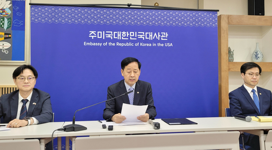 구윤철 부총리 겸 기획재정부 장관(가운데), 김정관 산업통상자원부 장관(왼쪽), 여한구 통상교섭본부장이 30일(현지시간) 미국 워싱턴DC 주미한국대사관에서 한미 무역협상 타결과 관련해 기자회견을 하고 있다. 연합뉴스