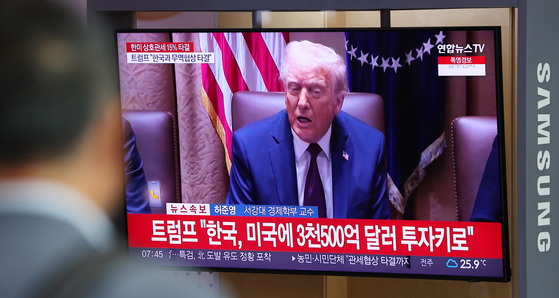 한국과 미국의 관세협상이 타결된 31일 서울역 대합실에서 한 시민이 관련 뉴스를 시청하고 있다. 연합뉴스