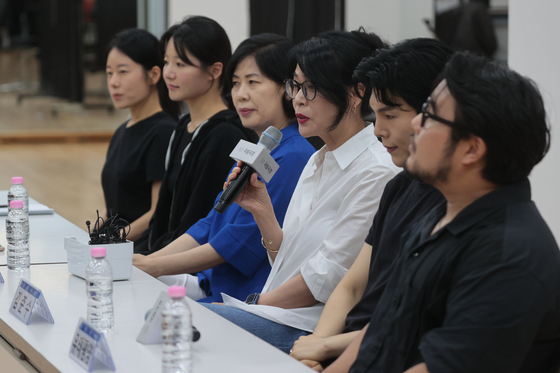 요나김 연출이 30일 서울 중구 국립극장 뜰아래연습장에서 열린 국립창극단 신작 '심청' 연습실 공개 및 라운드 인터뷰에서 인사말을 하고 있다. 연합뉴스
