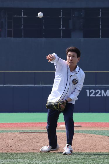 이강덕 포항시장이 30일 8강전 경기를 앞둔 경남고-장충고 선수들을 격려하고 시구자로 참여했다. 사진 포항시