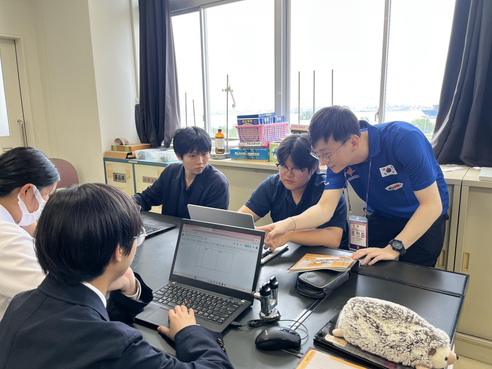 조인준 멘토(KAIST 전기및전자공학부)가 금강학교 학생들에게 생성형 AI 실습 내용을 개별 지도하고 있다. (사진 제공=국인)