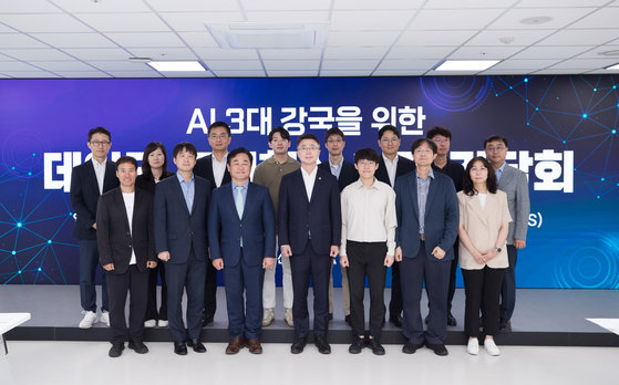 류제명 과학기술정보통신부 제2차관(앞 줄 가운데)이 지난 25일 SW마에스트로에서 진행된 '데이터 규제혁신 간담회'에 참여해 AI 및 데이터 분야 기업들과 현장에서의 데이터 활용 현황을 공유하고 데이터 규제혁신 방안에 대해 논의했다. 뉴시스 