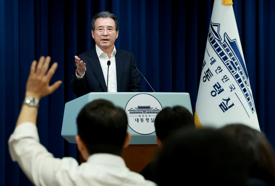 김용범 대통령실 정책실장이 31일 서울 용산 대통령실 청사에서 한미 관세 협상 타결 관련 브리핑 뒤 취재진의 질문을 받고 있다. 연합뉴스