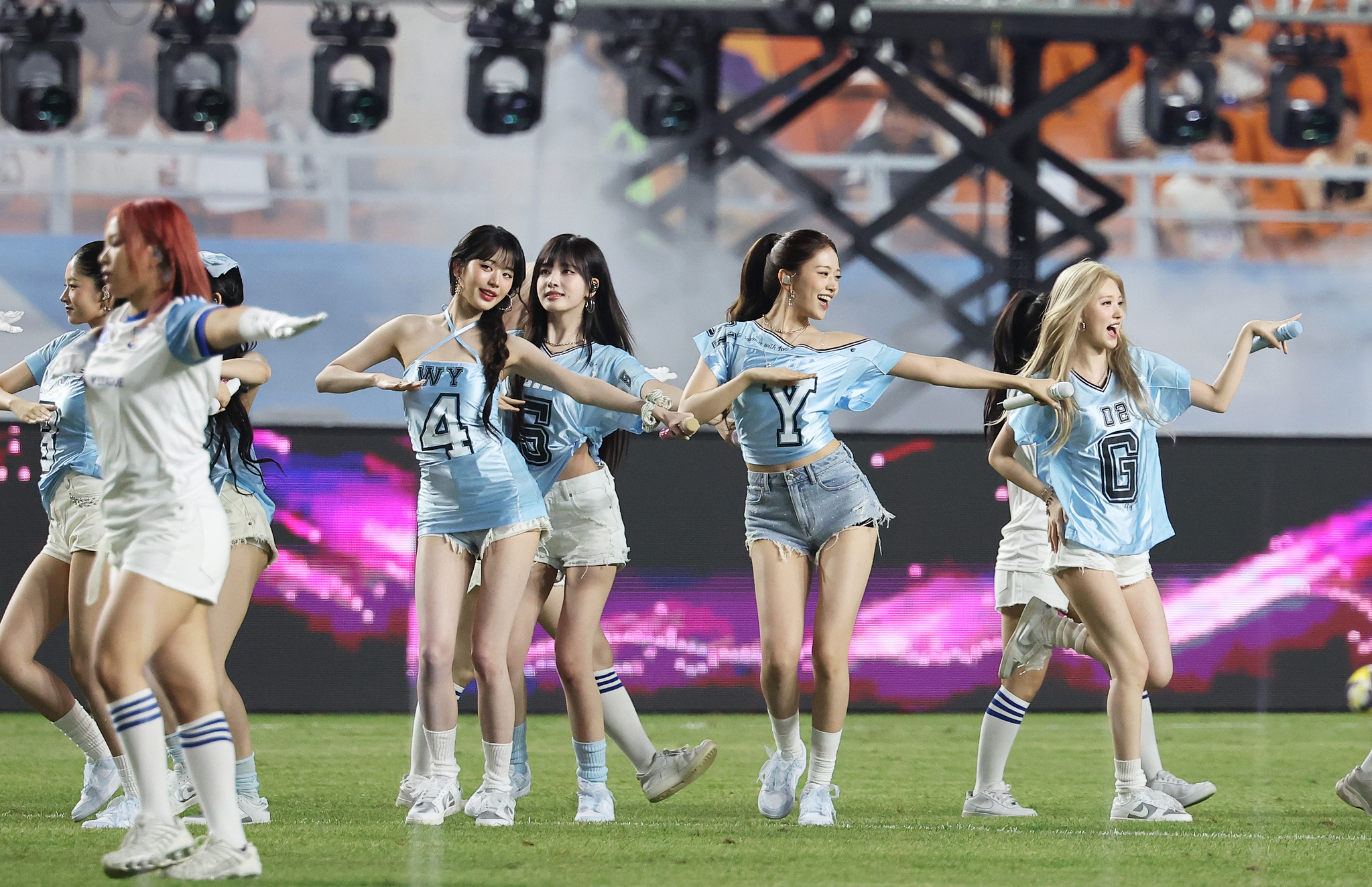30일 수원월드컵경기장에서 열린 2025 쿠팡플레이 시리즈 팀 K리그와 뉴캐슬 유나이티드의 경기. 아이브가 축하공연을 하고 있다. [연합뉴스]