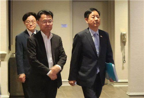 구윤철 부총리 겸 기획재정부 장관(오른쪽)이 30일(현지시간) 워싱턴DC 미국 상무부 청사에서 하워드 러트닉 미 상무장관과 통상협의를 하기 위해 숙소에서 떠나고 있다. 맨 왼쪽은 김정관 산업통상자원부 장관. 연합뉴스