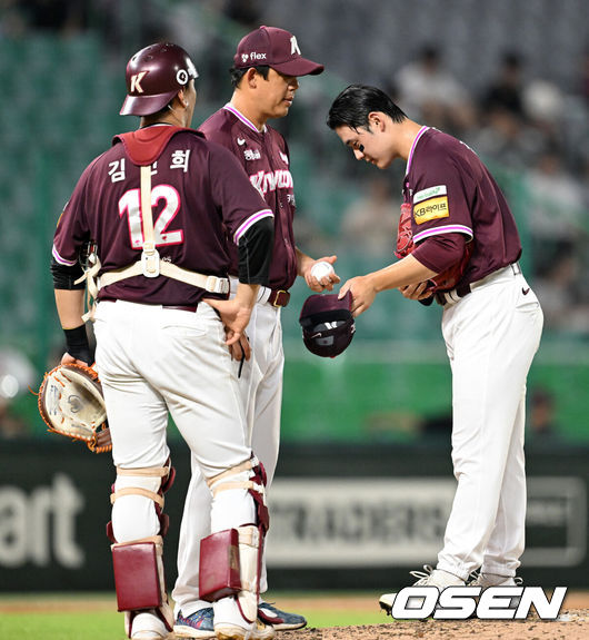 [OSEN=인천, 이대선 기자] 30일 오후 인천 SSG랜더스필드에서 2025 신한 SOL Bank KBO리그 SSG 랜더스와 키움 히어로즈의 경기가 열렸다.SSG는 문승원, 키움은 정현우를 선발 투수로 내세웠다.5회말 1사 만루에서 키움 정현우가 마운드를 내려가고 있다. 2025.07.30 /sunday@osen.co.kr