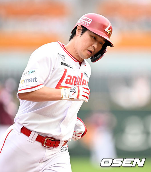 [OSEN=인천, 이대선 기자] 30일 오후 인천 SSG랜더스필드에서 2025 신한 SOL Bank KBO리그 SSG 랜더스와 키움 히어로즈의 경기가 열렸다.SSG는 문승원, 키움은 정현우를 선발 투수로 내세웠다.1회말 2사에서 SSG 최정이 좌월 솔로 홈런을 치고 그라운드를 돌고 있다. 2025.07.30 /sunday@osen.co.kr