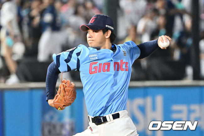 [OSEN=부산, 이석우 기자] 30일 부산 사직야구장에서 2025 신한 SOL 뱅크 KBO 리그 롯데 자이언츠와 NC 다이노스의 경기가 열렸다. 홈팀 롯데는 감보아가, 방문팀 NC는 목지훈이 선발 출전했다.롯데 자이언츠 홍민기가 역투하고 있다. 2025.07.30 / foto0307@osen.co.kr