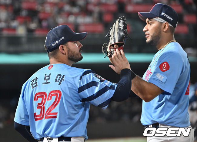 [OSEN=부산, 이석우 기자] 30일 부산 사직야구장에서 2025 신한 SOL 뱅크 KBO 리그 롯데 자이언츠와 NC 다이노스의 경기가 열렸다. 홈팀 롯데는 감보아가, 방문팀 NC는 목지훈이 선발 출전했다.롯데 자이언츠 선발 투수 감보아가 5회초 수비를 끝내고 레이예스와 하이파이브를 하고 있다. 2025.07.30 / foto0307@osen.co.kr