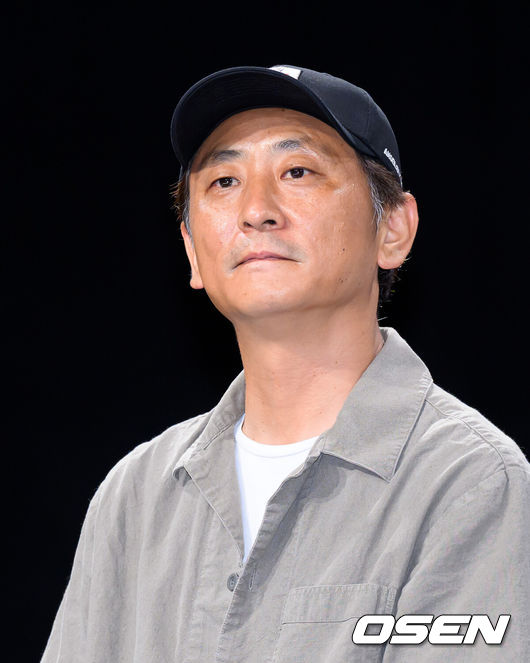 [OSEN=이대선 기자] 31일 서울 마포구 상암동 MBC 골든마우스홀에서 MBC 새 금토드라마 ‘메리 킬즈 피플’ 제작발표회가 열렸다.‘메리 킬즈 피플’은 치료 불가능한 환자들의 조력 사망을 돕는 의사와 이들을 추적하는 형사의 이야기를 다룬 서스펜스 드라마다.박준우 감독이 취재진의 질문을 듣고 있다. 2025.07.31 /sunday@osen.co.kr