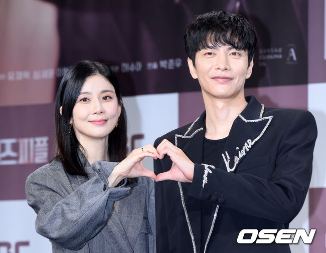 [OSEN=이대선 기자] 31일 서울 마포구 상암동 MBC 골든마우스홀에서 MBC 새 금토드라마 ‘메리 킬즈 피플’ 제작발표회가 열렸다.‘메리 킬즈 피플’은 치료 불가능한 환자들의 조력 사망을 돕는 의사와 이들을 추적하는 형사의 이야기를 다룬 서스펜스 드라마다.배우 이보영과 이민기가 포토타임을 가지고 있다. 2025.07.31 /sunday@osen.co.kr