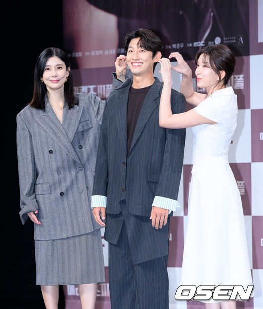 [OSEN=이대선 기자] 31일 서울 마포구 상암동 MBC 골든마우스홀에서 MBC 새 금토드라마 ‘메리 킬즈 피플’ 제작발표회가 열렸다.‘메리 킬즈 피플’은 치료 불가능한 환자들의 조력 사망을 돕는 의사와 이들을 추적하는 형사의 이야기를 다룬 서스펜스 드라마다.배우 이보영, 강기영, 윤가이가 포토타임을 가지고 있다. 2025.07.31 /sunday@osen.co.kr