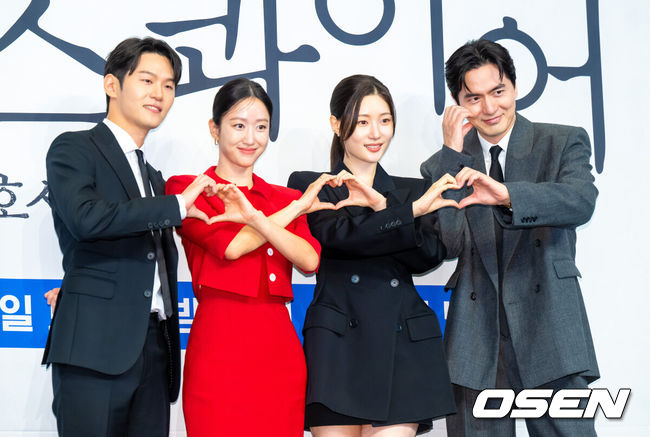 [OSEN=박준형 기자] 31일 오후 서울 신도림 더링크호텔에서 JTBC 새 토일드라마 ‘에스콰이어: 변호사를 꿈꾸는 변호사들’(극본 박미현 연출 김재홍) 제작발표회가 진행됐다. 정의롭고 당차지만 사회생활에 서툰 법무법인 율림의 신입 변호사 강효민(정채연 분)이 왜인지 온 세상에 냉기를 뿜어대지만 실력만큼은 최고인 파트너 변호사 윤석훈(이진욱 분)을 통해 완전한 변호사로 성장해 나가는 오피스 성장물로 오는 8월 2일 첫방송된다.배우 이학주와 전혜빈, 정채연, 이진욱이 포즈를 취하고 있다 .  2025.07.31 / soul1014@osen.co.kr