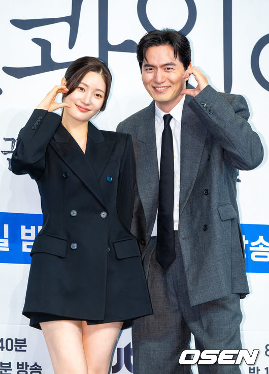 [OSEN=박준형 기자] 31일 오후 서울 신도림 더링크호텔에서 JTBC 새 토일드라마 ‘에스콰이어: 변호사를 꿈꾸는 변호사들’(극본 박미현 연출 김재홍) 제작발표회가 진행됐다. 정의롭고 당차지만 사회생활에 서툰 법무법인 율림의 신입 변호사 강효민(정채연 분)이 왜인지 온 세상에 냉기를 뿜어대지만 실력만큼은 최고인 파트너 변호사 윤석훈(이진욱 분)을 통해 완전한 변호사로 성장해 나가는 오피스 성장물로 오는 8월 2일 첫방송된다.배우 정채연과 이진욱이 포즈를 취하고 있다 .  2025.07.31 / soul1014@osen.co.kr
