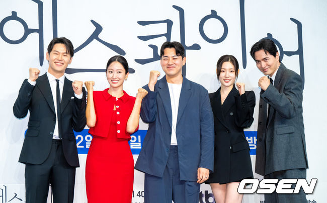 [OSEN=박준형 기자] 31일 오후 서울 신도림 더링크호텔에서 JTBC 새 토일드라마 ‘에스콰이어: 변호사를 꿈꾸는 변호사들’(극본 박미현 연출 김재홍) 제작발표회가 진행됐다. 정의롭고 당차지만 사회생활에 서툰 법무법인 율림의 신입 변호사 강효민(정채연 분)이 왜인지 온 세상에 냉기를 뿜어대지만 실력만큼은 최고인 파트너 변호사 윤석훈(이진욱 분)을 통해 완전한 변호사로 성장해 나가는 오피스 성장물로 오는 8월 2일 첫방송된다.출연배우들과 김재홍 감독이 포즈를 취하고 있다.  2025.07.31 / soul1014@osen.co.kr