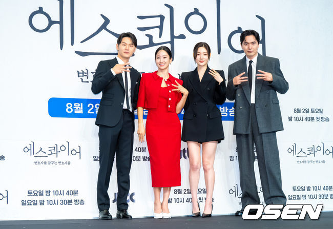 [OSEN=박준형 기자] 31일 오후 서울 신도림 더링크호텔에서 JTBC 새 토일드라마 ‘에스콰이어: 변호사를 꿈꾸는 변호사들’(극본 박미현 연출 김재홍) 제작발표회가 진행됐다. 정의롭고 당차지만 사회생활에 서툰 법무법인 율림의 신입 변호사 강효민(정채연 분)이 왜인지 온 세상에 냉기를 뿜어대지만 실력만큼은 최고인 파트너 변호사 윤석훈(이진욱 분)을 통해 완전한 변호사로 성장해 나가는 오피스 성장물로 오는 8월 2일 첫방송된다.배우 이학주와 전혜빈, 정채연, 이진욱이 포즈를 취하고 있다 .  2025.07.31 / soul1014@osen.co.kr