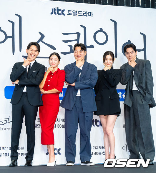 [OSEN=박준형 기자] 31일 오후 서울 신도림 더링크호텔에서 JTBC 새 토일드라마 ‘에스콰이어: 변호사를 꿈꾸는 변호사들’(극본 박미현 연출 김재홍) 제작발표회가 진행됐다. 정의롭고 당차지만 사회생활에 서툰 법무법인 율림의 신입 변호사 강효민(정채연 분)이 왜인지 온 세상에 냉기를 뿜어대지만 실력만큼은 최고인 파트너 변호사 윤석훈(이진욱 분)을 통해 완전한 변호사로 성장해 나가는 오피스 성장물로 오는 8월 2일 첫방송된다.출연배우들과 김재홍 감독이 포즈를 취하고 있다.  2025.07.31 / soul1014@osen.co.kr