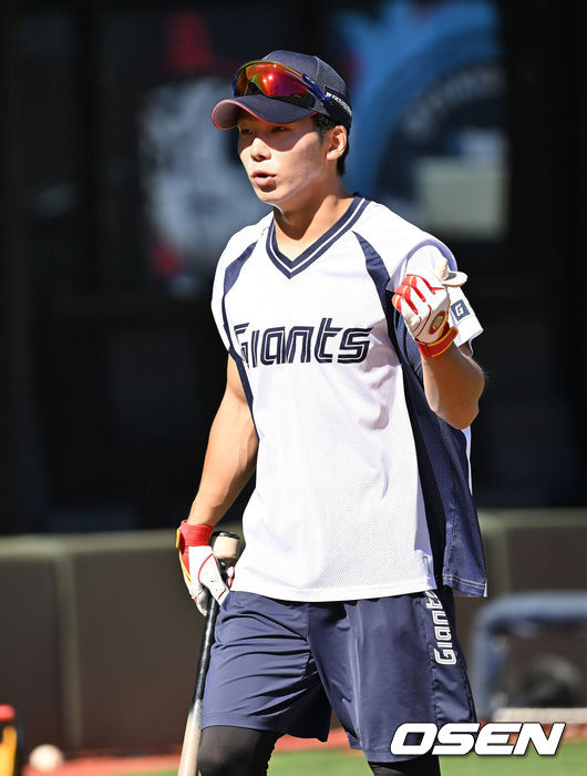 [OSEN=부산, 이석우 기자] 25일 부산 사직야구장에서 2025 신한 SOL 뱅크 KBO 리그 롯데 자이언츠와 KIA 타이거즈의 경기가 열린다. 홈팀 롯데는 데이비슨이, 방문팀 KIA는 김건국이 선발 출전한다.롯데 자이언츠 장두성이 훈련을 하고 있다. 2025.07.25 / foto0307@osen.co.kr