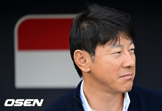 [OSEN=도하(카타르), 지형준 기자] 사상 첫 아시안컵 16강' 기적을 썼던 인도네시아신태용 감독의 매직이 끝났다.신태용 감독이 이끄는 인도네시아는 28일 오후 8시 30분(이하 한국시간) 자심 빈 하마드 스타디움에서 호주와 2023 아시아축구연맹(AFC) 카타르 아시안컵 16강전을 치러 0-4로 패했다.인도네시아 신태용 감독이 경기를 준비하고 있다. 2024.01.28 / jpnews.osen.co.kr