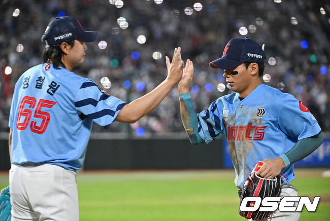 [OSEN=부산, 이석우 기자] 31일 부산 사직야구장에서 2025 신한 SOL 뱅크 KBO 리그 롯데 자이언츠와 NC 다이노스의 경기가 열렸다. 홈팀 롯데는 데이비슨이, 방문팀 NC는 김녹원이 선발 출전했다.롯데 자이언츠 정철원이 8회초 2사 NC 다이노스 김형준의 타구를 몸을 날려 잡은 장두성과 하이파이브를 하고 있다. 2025.07.31 / foto0307@osen.co.kr