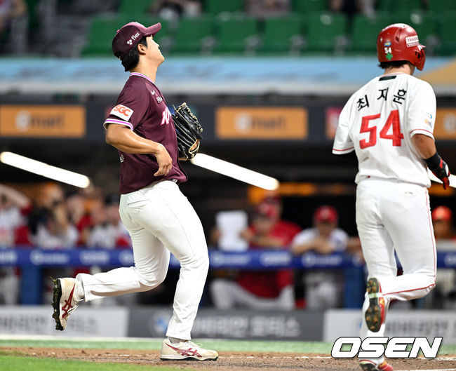 [OSEN=인천, 이대선 기자] 31일 오후 인천 SSG랜더스필드에서 2025 신한 SOL Bank KBO리그 SSG 랜더스와 키움 히어로즈의 경기가 열렸다.SSG는 앤더슨, 키움은 김연주를 선발 투수로 내세웠다.8회말 1사 만루에서 키움 전준표가 폭투로 실점하고 있다. 2025.07.31 /sunday@osen.co.kr
