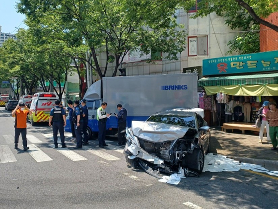 지난 5월 울산 남구 신정동에서 졸음운전을 하던 스포츠유틸리티차량(SUV)이 중앙선을 침범해 반대 차선 승용차와 충돌해 총 4명이 다치는 사고가 발생했다. 사진 울산소방본부