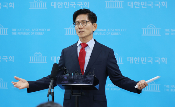 국민의힘 당대표 출마를 선언한 김문수 전 고용노동부 장관이 31일 국회 소통관에서 비전?공약 발표를 한 후 기자들 질문에 답하고 있다. 임현동 기자