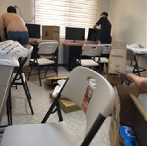 필리핀 하씨 거주지에 여러 대의 컴퓨터가 설치돼 있다.