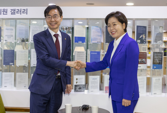 국민의힘 당대표 선거에 출마한 조경태 의원과 양향자 전 의원이 31일 국회 의원회관에서 만나 악수하고 있다. 연합뉴스