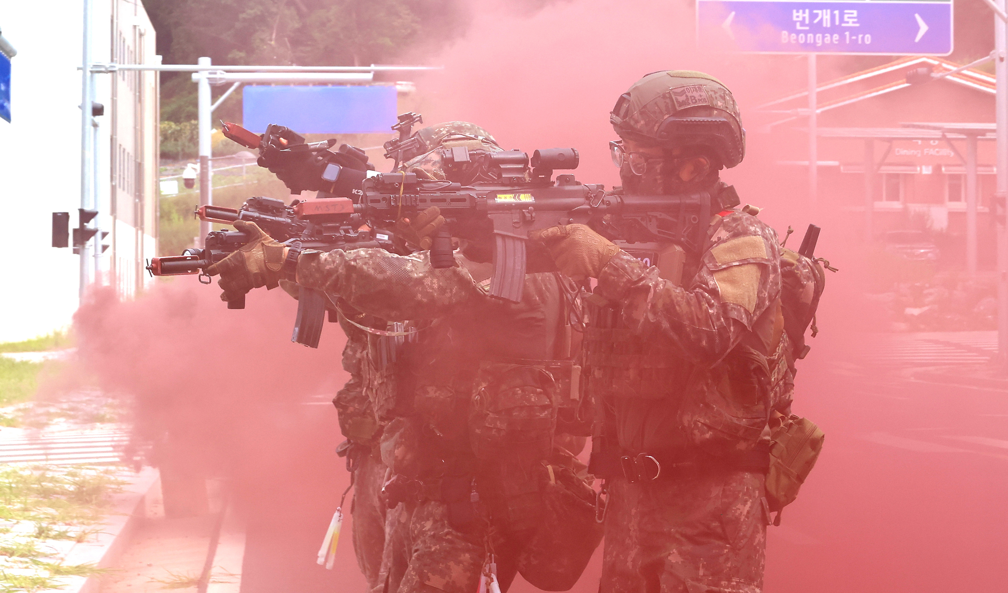 51사단, 도시지역 전투훈련   (인천=연합뉴스) 임순석 기자 = 31일 인천 서구 인천도시지역전투훈련장에서 진행된 육군 51사단 ' 대테러 초동조치훈련 및 도시지역 탐색격멸훈련'에서 장병들이 테러 용의자 은거 지역으로 진입하고 있다. 2025.7.31   soonseok02@yna.co.kr (끝)  〈저작권자(c) 연합뉴스, 무단 전재-재배포, AI 학습 및 활용 금지〉