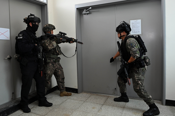 다중테러대응전술(MACTAC) 훈련에서 육군과 공군 장병이 한 팀을 이뤄 격실 수색을 하고 있다. 공군 17전비