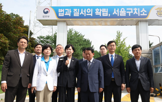 31일 여당의 '3대특검(내란·김건희·순직해병) 종합대응 특별위원회'가 첫 일정으로 윤석열 전 대통령이 수감된 서울구치소를 방문한 가운데 면담 전 구치소 앞 브리핑을 하고 있다. 연합뉴스