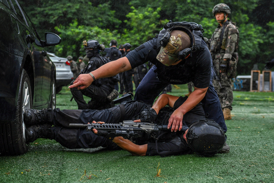 차량 근접전술 사격(VCQB) 훈련에서 옆으로 누워 사격하고 있는 공군 장병. 이렇게 해야 도시지역에서 은엄폐를 보장할 수 있다. 공군 17전비