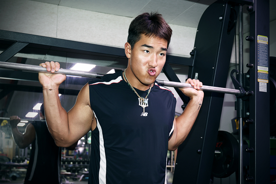 ‘근육몬’ 캐릭터를 앞세워 새로운 돌풍을 불러일으킨 KT 외야수 안현민. 만만치 않은 무게의 기구도 거뜬히 들어 올리는 괴력으로 팬들을 매료시키고 있다. 사진 KT 위즈