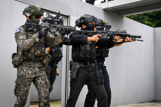 다중테러대응전술(MACTAC) 훈련에서 육군과 공군 장병이 한 팀을 이뤄 격실 수색을 하고 있다. 공군 17전비