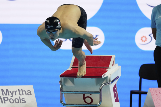 30일 세계수영선수권 남자 자유형 100ｍ 준결선에서 물 속으로 뛰어드는 황선우. AP=연합뉴스 