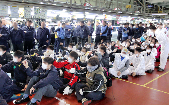 2010년 11월 17일 현대자동차 비정규직 근로자들이 울산 3공장을 점거한 채 파업 농성을 벌이고 있다. 주변에 관리직 직원들이 생산라인을 지키고 있다. 연합뉴스