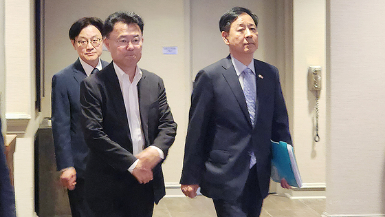 구윤철 부총리 겸 기획재정부 장관(오른쪽)이 30일(현지시간) 워싱턴DC 미국 상무부 청사에서 하워드 러트닉 미 상무장관과 통상협의를 하기 위해 숙소를 나서고 있다. 맨 왼쪽은 김정관 산업통상자원부 장관. 연합뉴스
