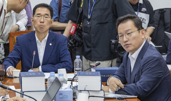 국회 환경노동위원회 국민의힘 간사인 김형동 의원(오른쪽)이 28일 국회 환노위 소회의실에서 열린 고용노동밥안소위에서 노조법 2ㆍ3조(노란봉투법) 개정안 심사를 앞두고 발언하고 있다. 연합뉴스